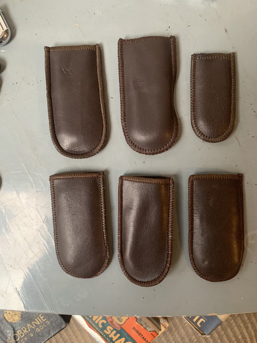 Verzameling Messing benzineaanstekers nr. 3 en nr. 5 in prima staat incl. leren hoesjes