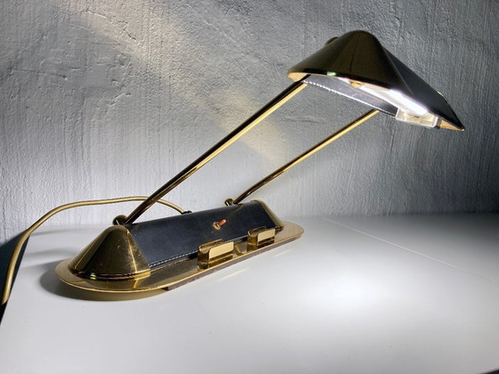 Image 1 of Lampada da tavolo design anni '80 in metallo placcato oro e pelle