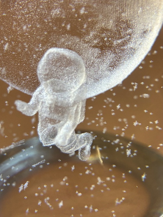 Image 1 of Astronauta con bola de sulfuro de vidrio transparente