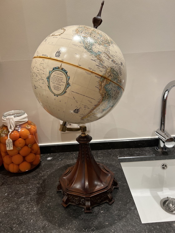 Image 1 of Wereldbol op mooi uitgekerfde houten voet