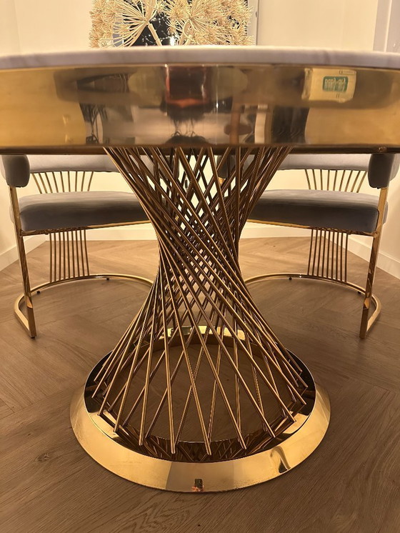 Image 1 of Lussuoso tavolo da pranzo in marmo (130 cm) con gamba a clessidra color oro + 4 sedie in velluto