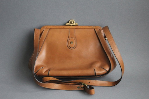 Bolso de mano vintage Etienne Aigner de piel auténtica marrón claro con cierre decorativo.