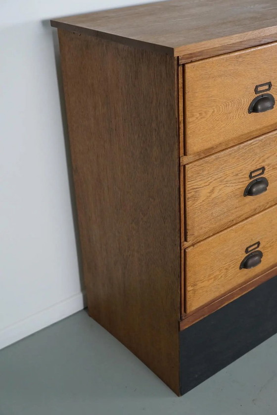 Image 1 of Grote vintage Nederlandse eiken winkelkast / dressoir, jaren 1950