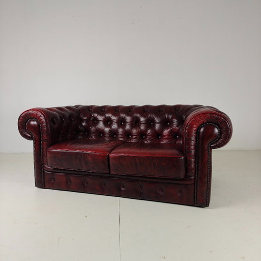 Red Chesterfield 2-Seater Sofa – Oxblood Leather – 2 zitsbanken