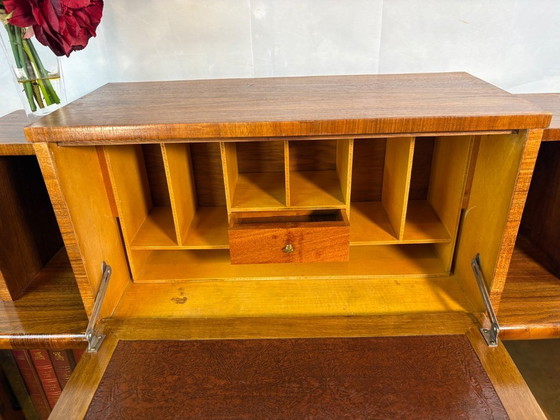 Vintage Art Deco bureau uit de jaren 1930 van wortelnotenhout met vitrinekast – Schrijftafel met klep aan de (photo 4 of 12)