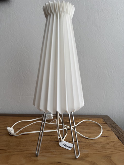 Vintage Tischlampe 1980er weiß mit plissiertem Kunststoffschirm
