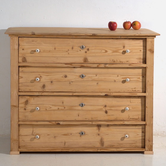 Chest of drawers in stripped pine – Central Europe, circa 1920 – Wood, Ceramic, Rustic (photo 4 of 40)