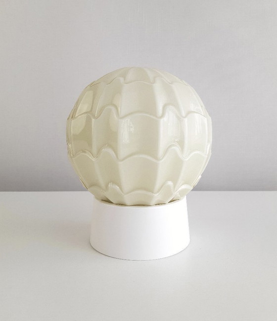 Image 1 of Beige groene glazen plafondlamp van Thabur in Den Haag, Medium variant, art deco lamp glazen bol