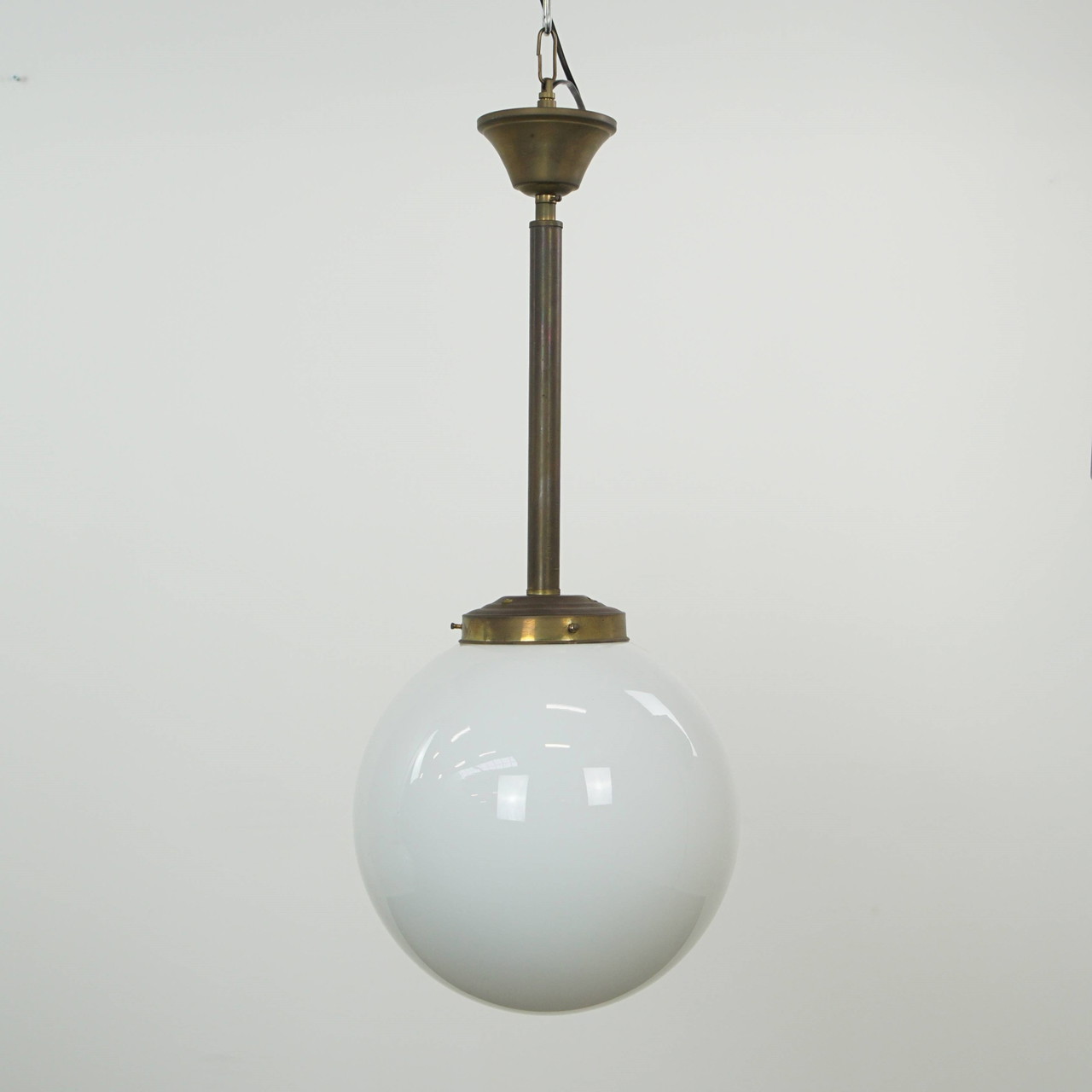 Lampada a sospensione/soffitto vintage a forma di sfera di vetro realizzata in vetro opalino in stile Art Déco