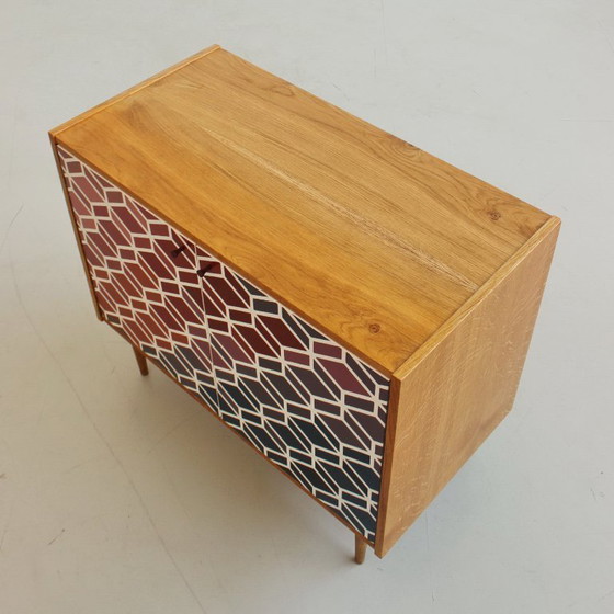 Image 1 of Kast uit het midden van de 20e eeuw met een handgeschilderd geometrisch patroon, kleurrijke vintage uit de jaren 60.