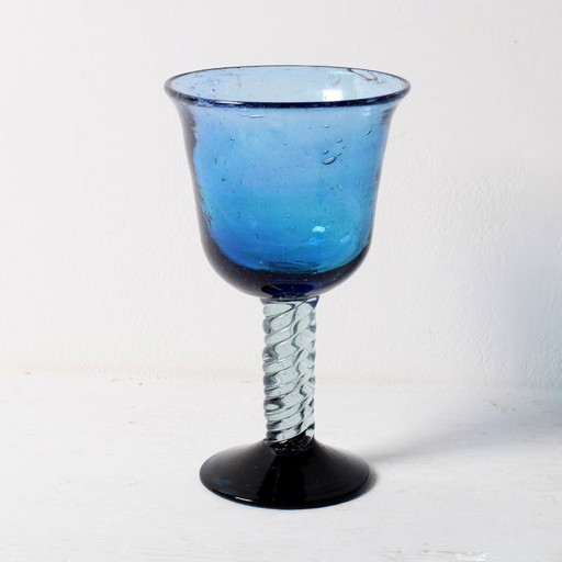 Copa de vino vintage de Murano azul soplada a mano con tallo retorcido / Cristalería rara / Murano / Italia / Década de 1980