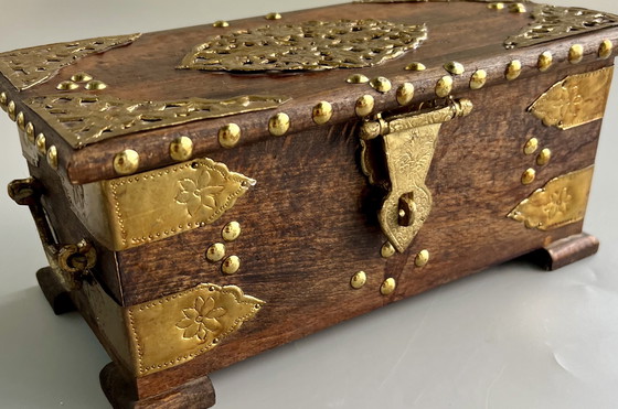 Image 1 of Handgemaakte houten doos met messing beslag – decoratief vintage stuk