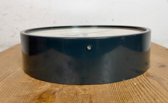 Image 1 of Donkergrijze industriële fabriekswandklok van Pragotron, jaren 60.