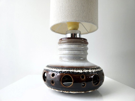 Vintage keramieken tafellamp; retro aardewerken lampenvoet van Herda met nieuwe handgemaakte lampenkap, west germany, fat lava t