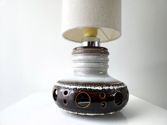 Image 1 of Vintage keramieken tafellamp; retro aardewerken lampenvoet van Herda met nieuwe handgemaakte lampenkap, west germany, fat lava t