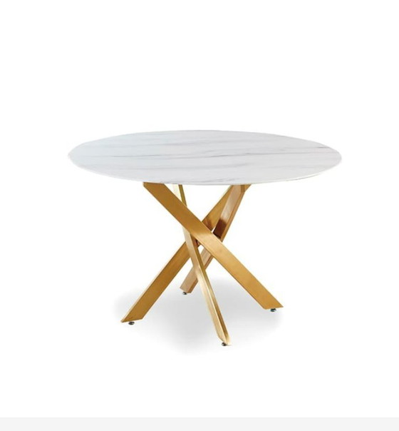 Image 1 of Mesa redonda Olivia de 120 cm con elegante tablero efecto mármol dorado.