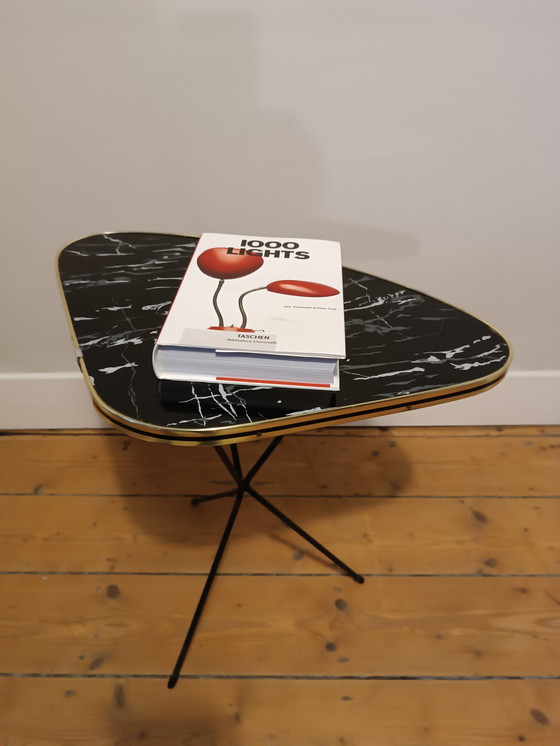 Image 1 of Table d'appoint trépied années 1950