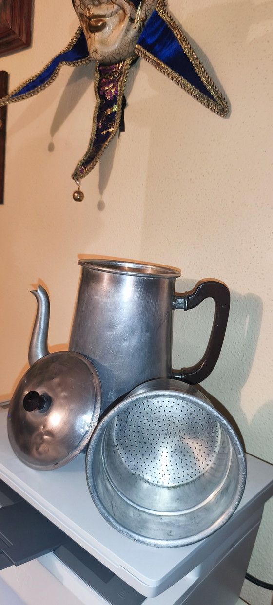 Théière vintage en aluminium, grande théière de 28 cm avec filtre interne, années 1960 (photo 5 of 8)