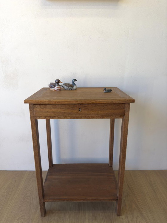 Image 1 of Oude eikenhouten bijzettafel uit de jaren 50.