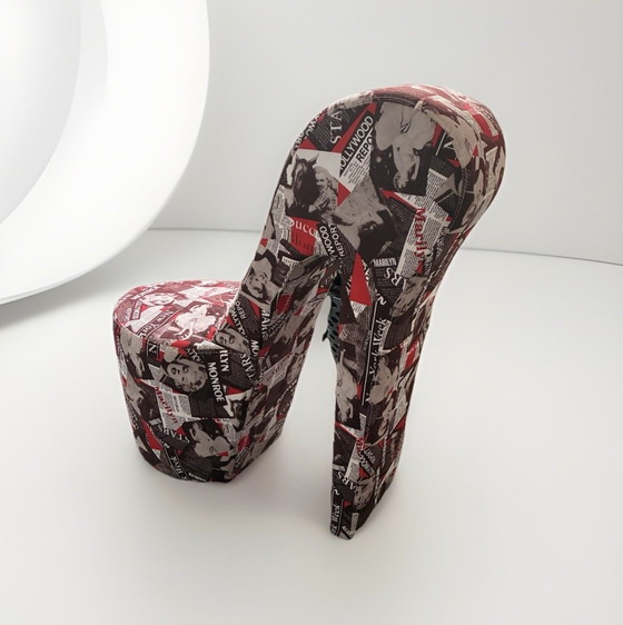Image 1 of Objeto de arte pop extravagante: sillón de tacón alto en diseño editorial
