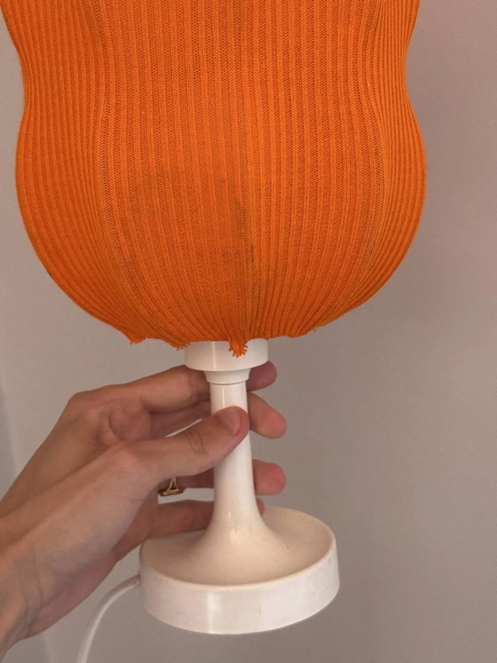 Lamp with a plastic base and a coloured fabric shade in Mid Century style. – Table lamps, Wool (photo 3 of 7)