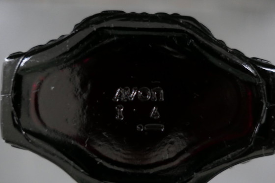 Image 1 of Vase vintage Avon en verre pressé rouge rubis.