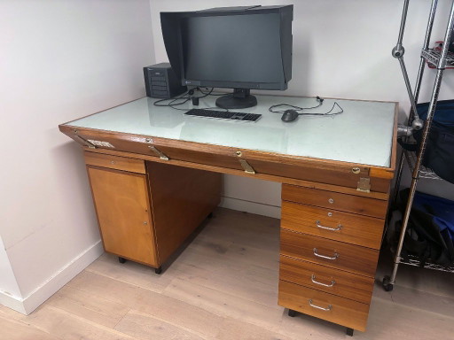 Escritorio con mesa de luz
