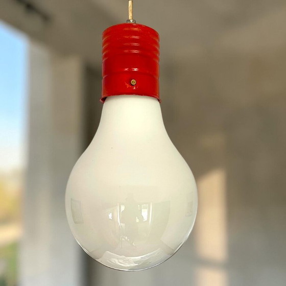 Lampada a sospensione arancione in vetro opalino a forma di lampadina Edison, stile Mid-Century Modern, anni (photo 3 of 10)