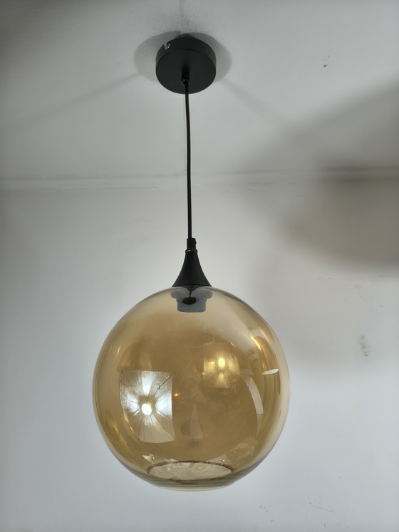 Image 1 of Lampada a sospensione a sfera in vetro color ambra champagne