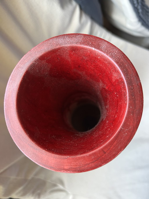 un vaso decorativo in legno di mango intagliato