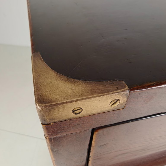 Image 1 of Engelse campagnecommode met messing beslag – 20e eeuw