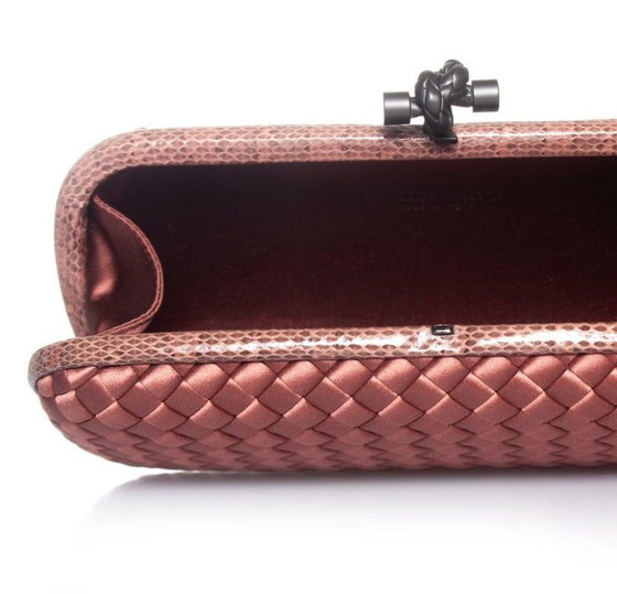 Image 1 of Bottega Veneta, Clutch aus Satin mit Knoten und Wasserschlange