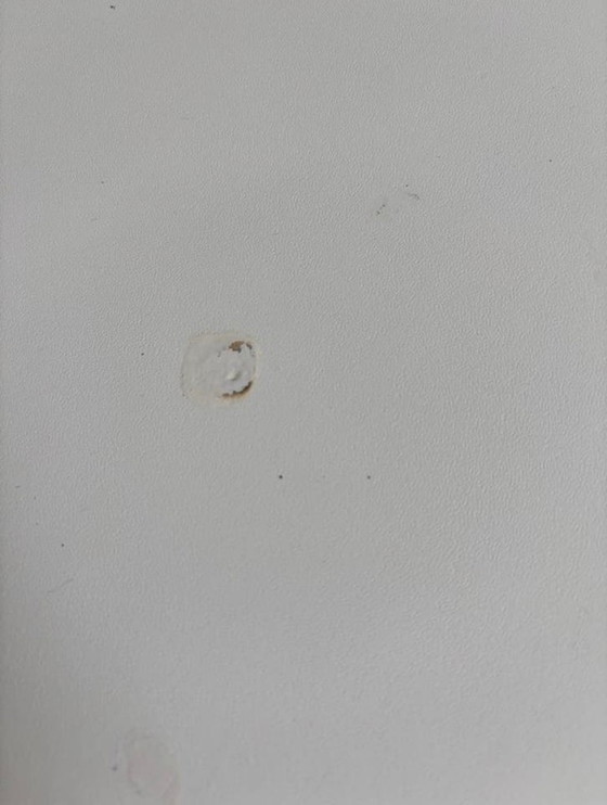 Image 1 of Wunderschöner weißer Esstisch mit Aluminiumbeinen
