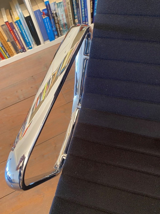 Image 1 of Sillón Vitra EA 124 con reposapiés EA 125 a juego.