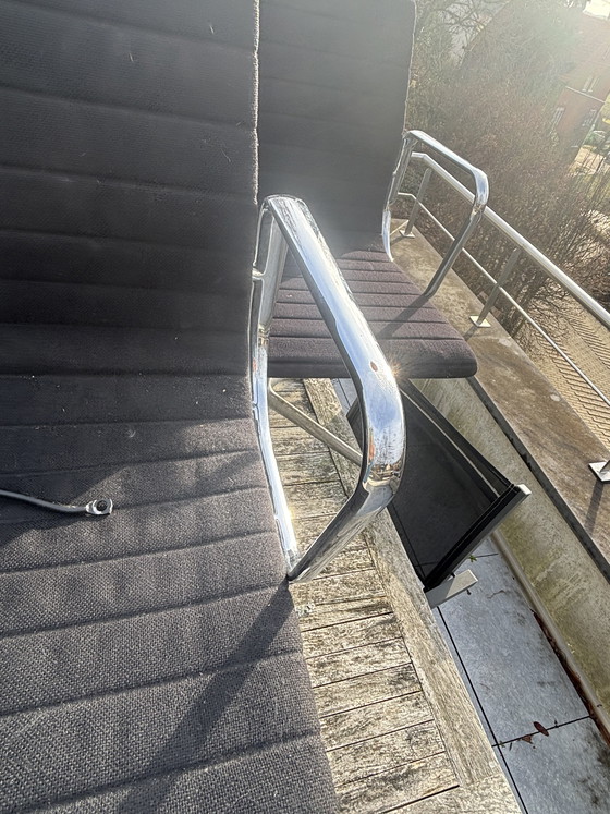 Image 1 of Vitra EA 107 en EA117 stoelen