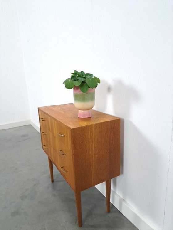 Image 1 of Cómoda danesa con patas altas y tiradores dorados.