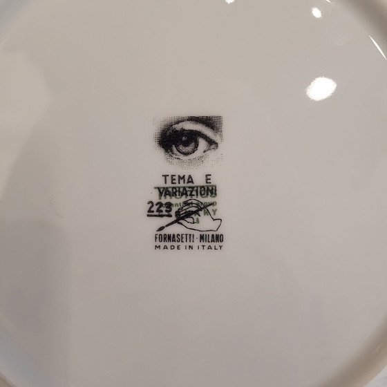 Image 1 of Paar porseleinen borden “Tema e Variazioni 223 en 205”, Fornasetti Milano, s. XX – Italië
