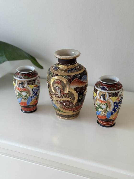 Image 1 of Vase ancien japonais de style Satsuma - avec accents dorés et décor de Geisha