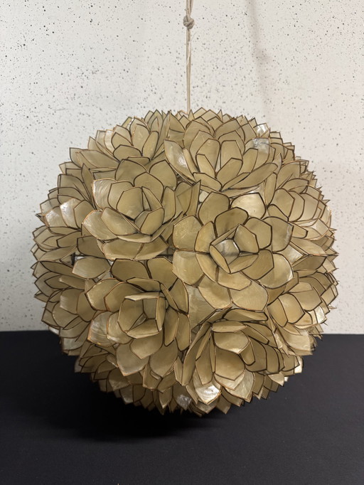 grand lustre vintage composé de fleurs en nacre