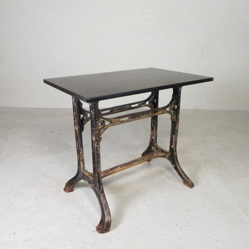 Tavolo industriale, tavolo da giardino con piano in pietra dura su struttura in ghisa, anni '30