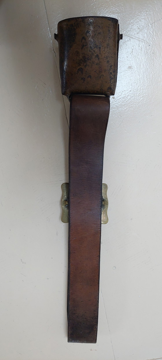 Image 1 of Antieke koebel met leren band