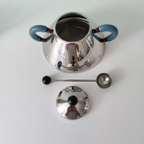 Image 1 of Zuccheriera, lattiera e due tazzine da caffè espresso di Alessi, progettate da Michael Graves