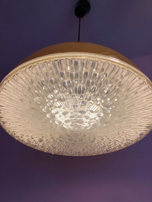 Vintage-Pendelleuchte mit gelbem Schirm.