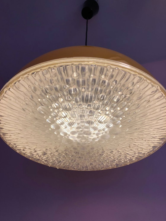 Image 1 of Lampada a sospensione vintage con paralume giallo.