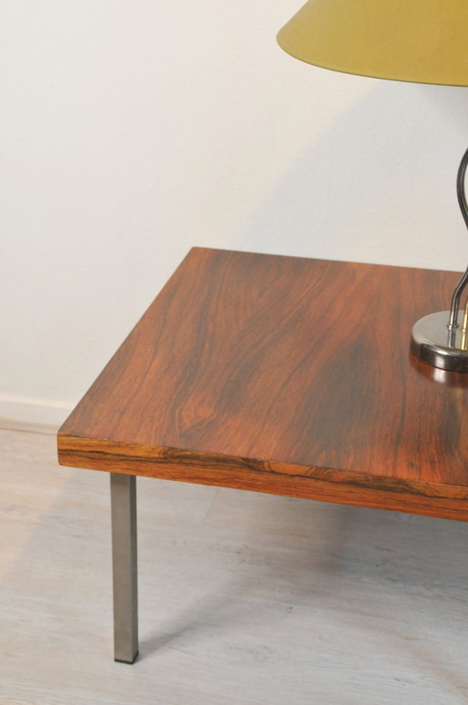 Table de salon ou d'appoint moderne en palissandre avec pieds en acier design midcentury acier