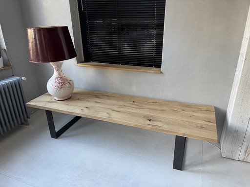 Mesa de centro realizada en roble viejo.