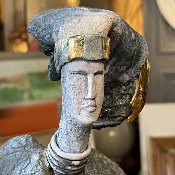 La Sculpture Céramique Le Guerrier en Émail et Dorure de Klara Reynders, 1987 – Ceramic, Surrealism (photo 3 of 18)