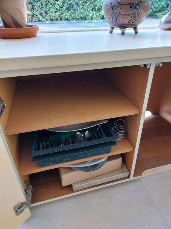 Image 1 of Vintage, op maat gemaakt geometrisch dressoir/hoekkast van gelakt MDF met een interieur van eikenhouten laminaat.