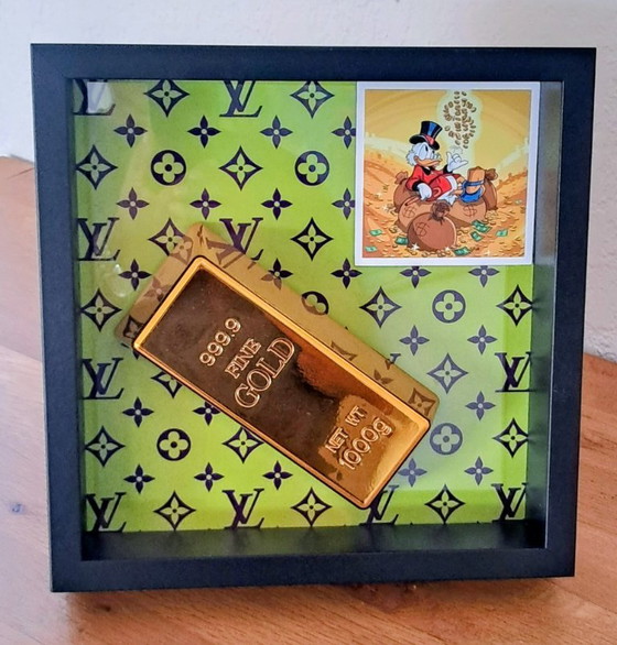 GEK-NERD - Louis Vuitton Gold Bar vs. Uncle Scrooge - Escultura de arte moderno (photo 4 of 11)