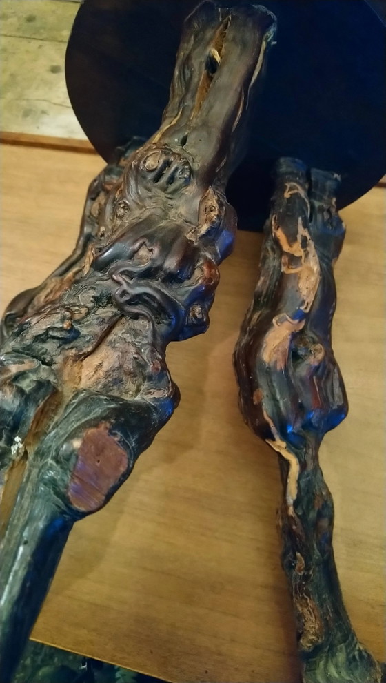 Sgabello brutalista a treppiede realizzato con ceppi di vite. – Sgabelli, Wood (photo 15 of 17)